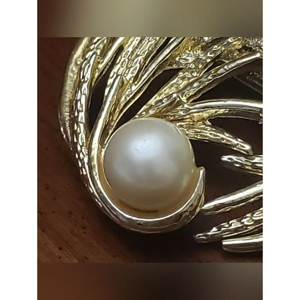 VINTAGE Brooch Goldtone Swirl Branches & Faux Pearl